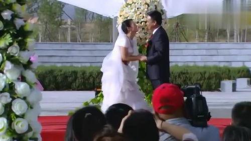 父亲二婚小妈在婚礼现场捉奸,父亲二婚小妈的尴尬瞬间